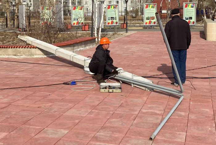 Грузовик стал причиной падения двух электроопор на площади Труда в Чите