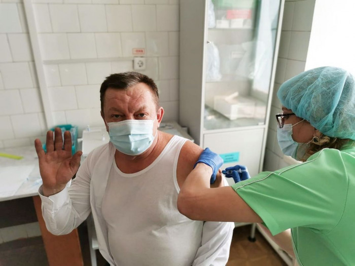 Главврач Шилкинской ЦРБ Сергей Бянкин поставил прививку от коронавируса