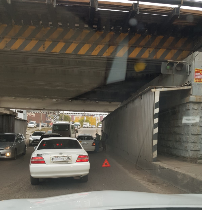 Затор образовался на улице в Чите из-за ДТП под железнодорожным мостом