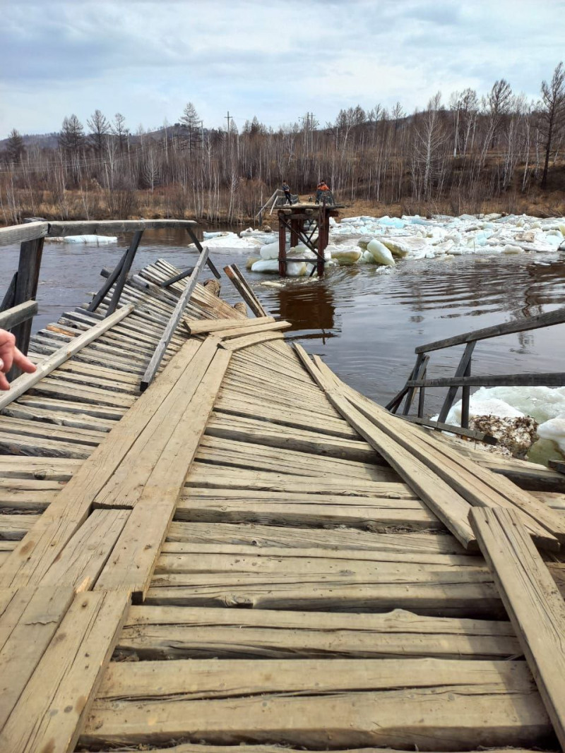 Следователи проверят рухнувший от ледохода мост в Могочинском районе Забайкалья