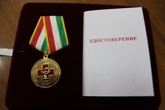 Медалью за борьбу с коронавирусом наградили 48 медиков в Чите