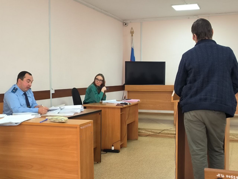Водитель Гурулёва получил деньги от ИП для обвиняемого, но потратил их на себя