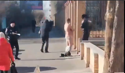 Мужчина в трусах на улице в Чите