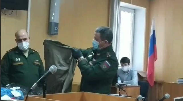 Одежду убитых Шамсутдиновым солдат со следами от пуль показали в суде