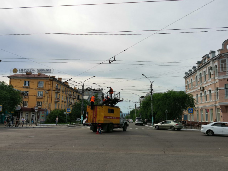 Троллейбус обрыв проводов. Обрыв троллейбусных проводов. Троллейбусные провода Самара. Обрыв троллейбусных проводов на большой Серпуховской улице. Обрыв троллейбусных проводов в Новосибирске.