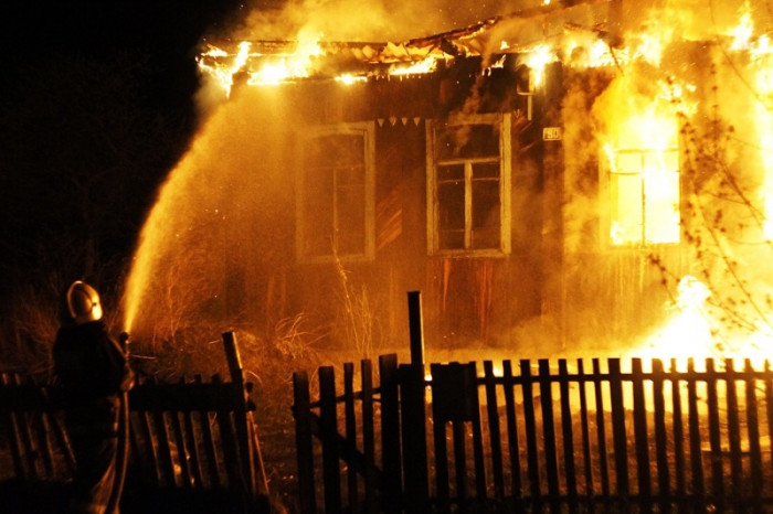 Два человека погибли при пожаре в своём доме в Забайкалье