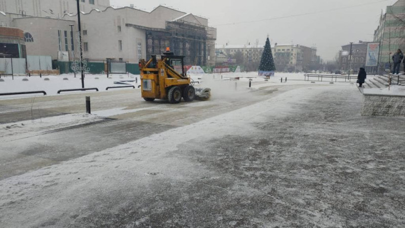 18 машин вывели на очистку улиц в Чите после снегопада