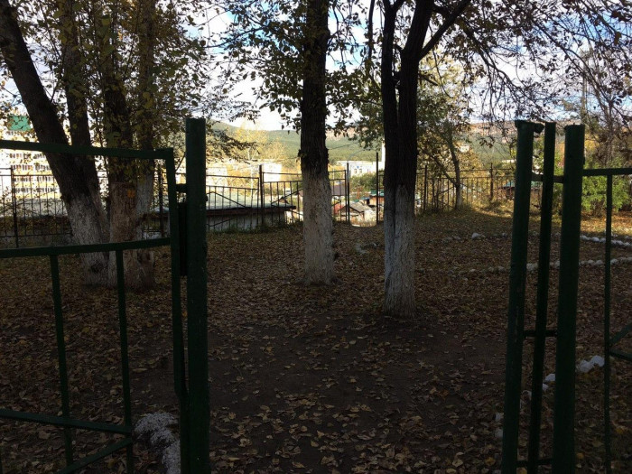 Дети ходят в школу №12 в Чите через забор