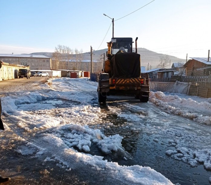 Метровая корка льда покрыла главную улицу в селе Кокуй из-за грунтовых вод