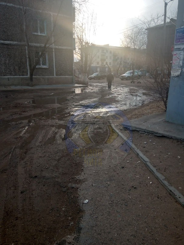 Вода из забившейся канализации затопила улицу Евгения Гаюсана в Чите
