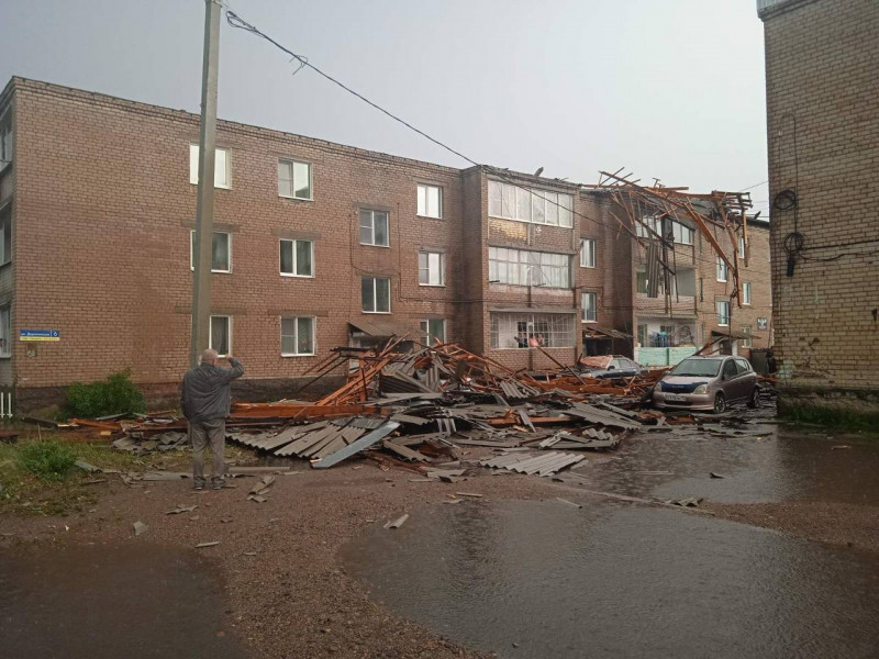 Ветер сорвал крышу с жилого дома в Чите