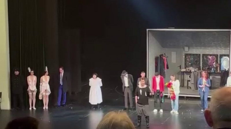 Актёр в Улан-Удэ порезал руку на сцене из-за недовольства худруком (18+)