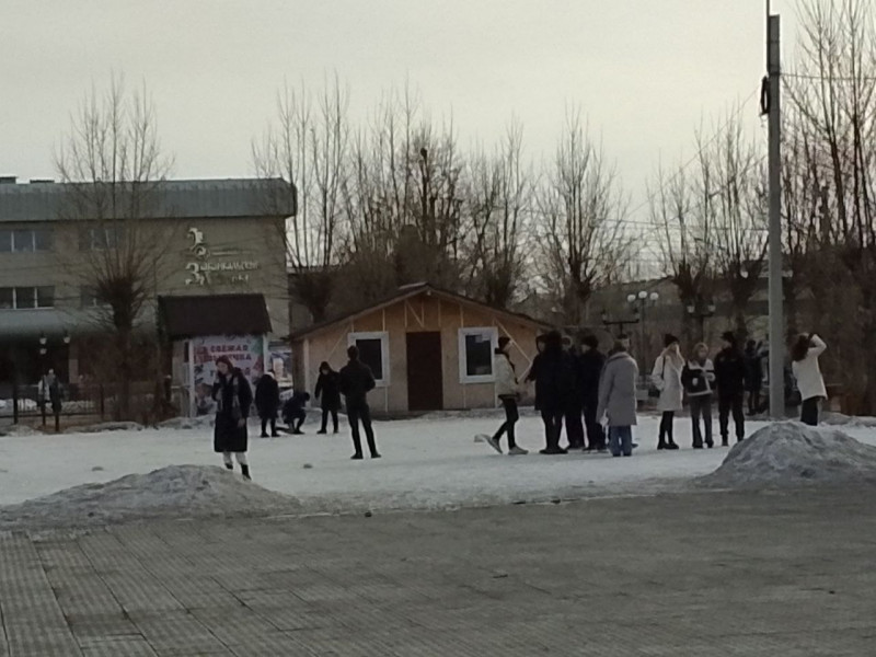 Полицейские опросили несколько групп подростков на площади Труда в Чите