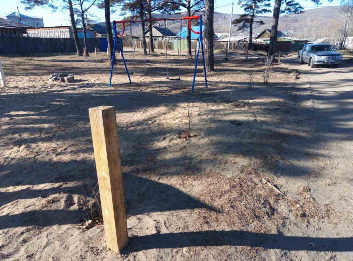 Вандалы вырвали столбики от забора на детской площадке в Чите