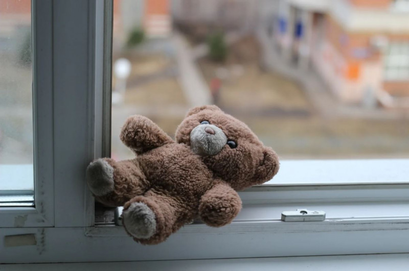 1,5-годовалый мальчик выпал из окна 3 этажа в Чите, проводится проверка