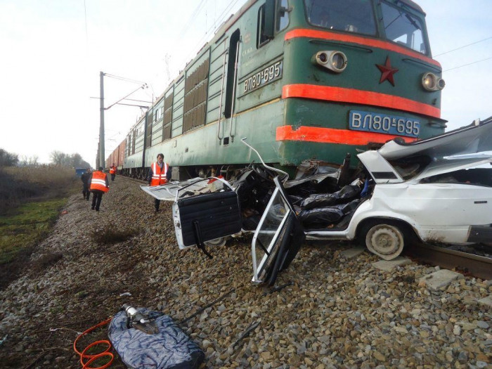 Грузовой поезд столкнулся с легковушкой на переезде станции Чита-1 в Забайкалье