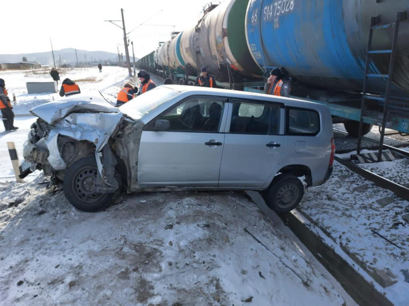 Водитель Toyota выжил после столкновения с поездом под Читой