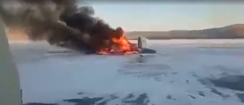 Внедорожник и катер на воздушной подушке сгорели на льду озера Байкал