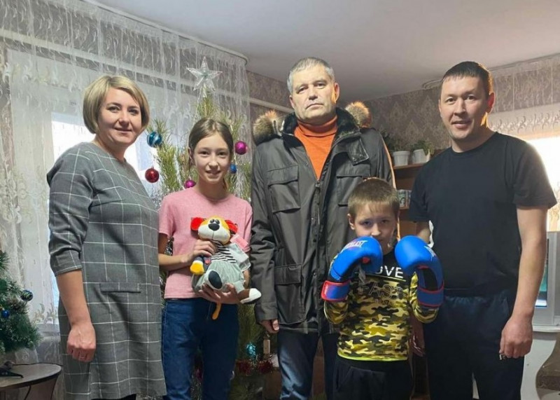 Депутат выполнил новогоднее желание детей, чей дом снесла фура в Забайкалье
