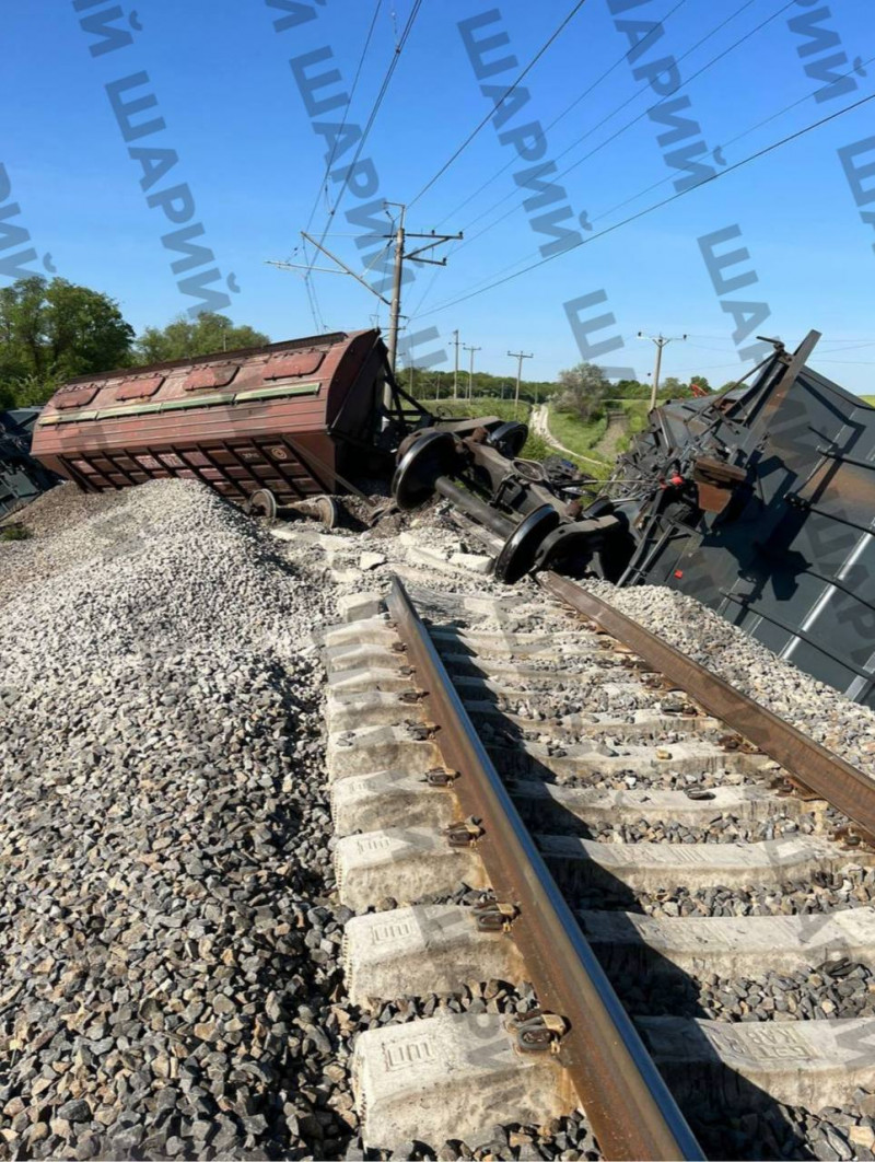 Взрыв произошёл на железной дороге в Крыму - пять вагонов сошли с рельс