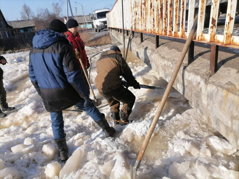 Лёд выпиливают под мостом в Чите, чтобы спасти дома от подтопления