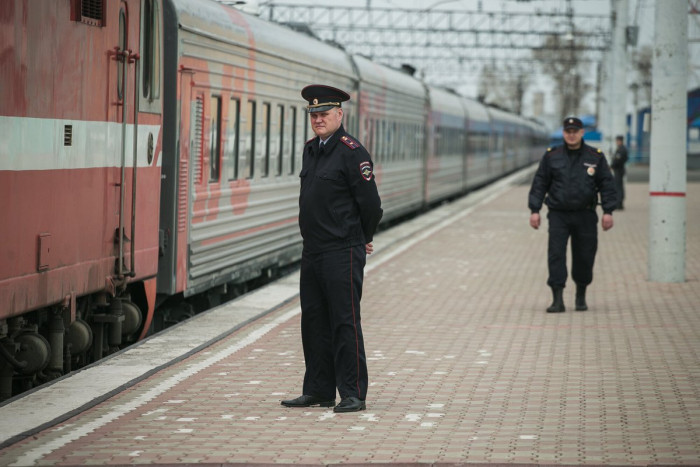 Подвыпивший в поезде казах пытался откупиться от полицейских взяткой в Забайкалье
