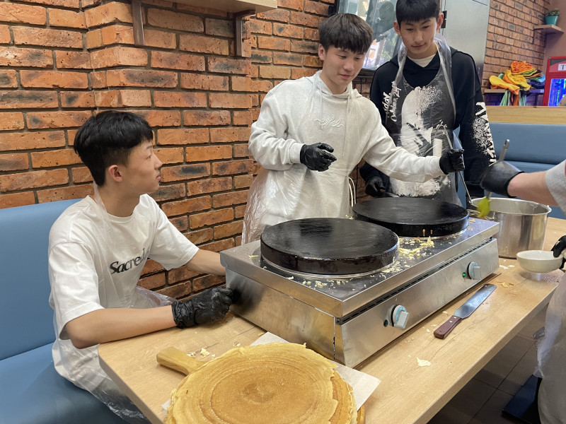 Китайских боксёров научили печь блины с икрой, мёдом и сметаной в Забайкалье