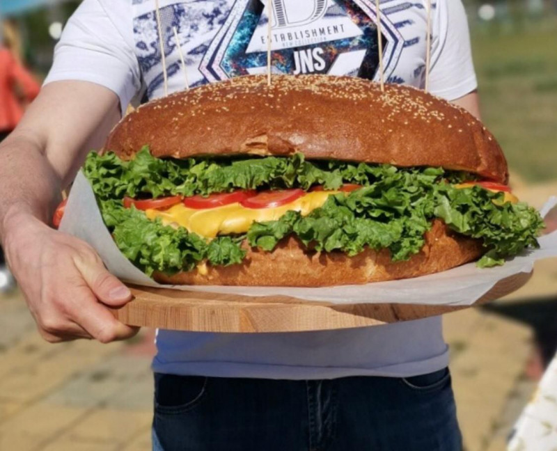 Бургер весом 5 кг продали на благотворительной ярмарке в Чите за 36 тысяч рублей