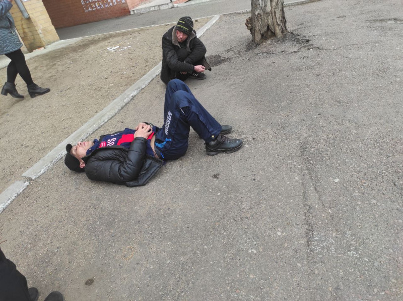 Мужчина в полуобморочном состоянии упал на улице Смоленской в Чите