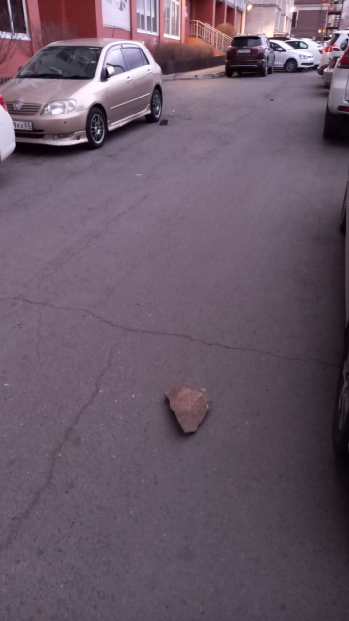 Камни, которые неизвестный читинец предположительно использовал читинец, чтобы разбить машины во дворе. Фото: источник