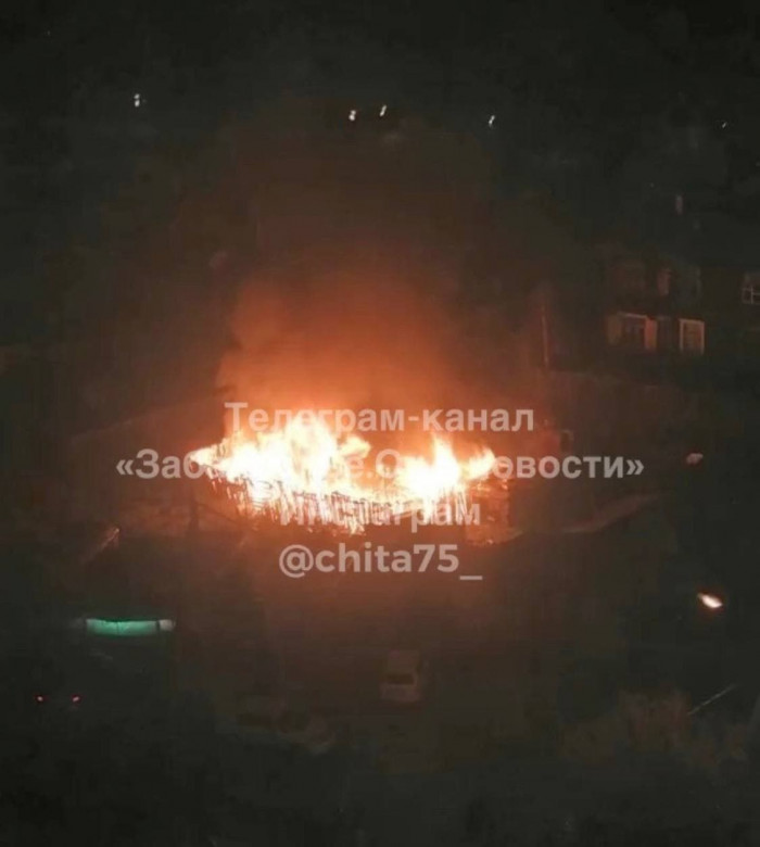 Постройки загорелись вечером 2 октября на улице Промышленная в Чите