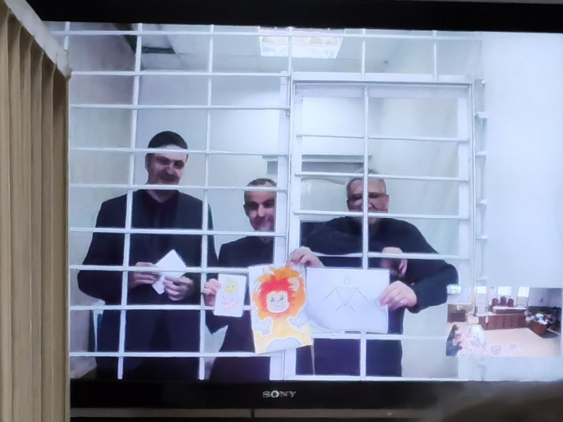 Осужденные Свидетели Иеговы* в Забайкалье показали по видеосвязи листочки с сердечками и рисунками