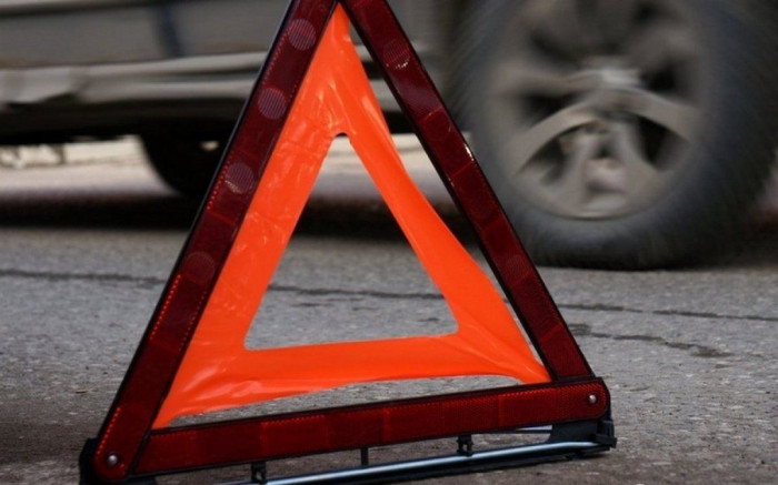 Пьяный водитель обогнал машину и влетел в столб в районе аэропорта в Чите