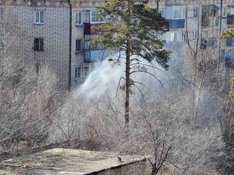 Фонтан в 4 этажа забил на ул. Нечаева в Чите из-за прорыва воды