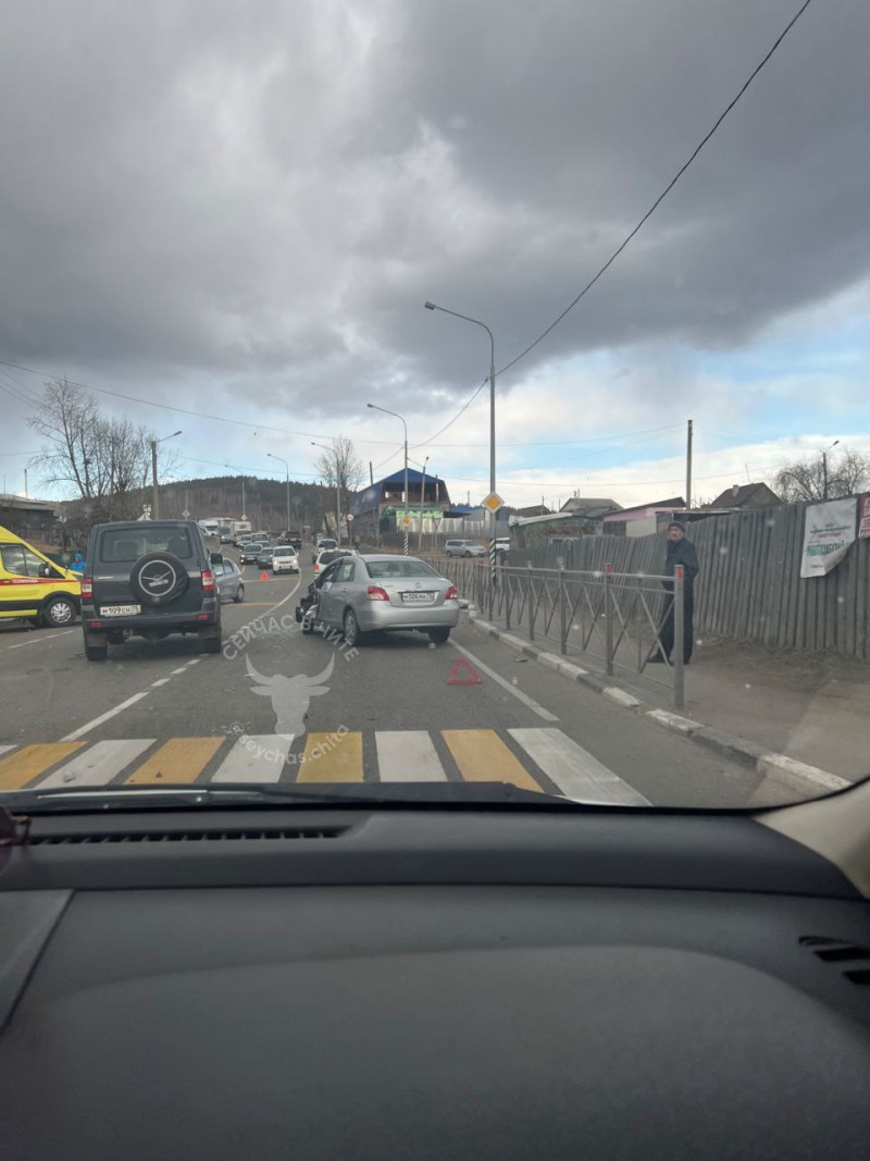 Четыре автомобиля столкнулись на въезде в посёлок Песчанка в  Чите. Фото: telegram-канале «ДТП в Чите»