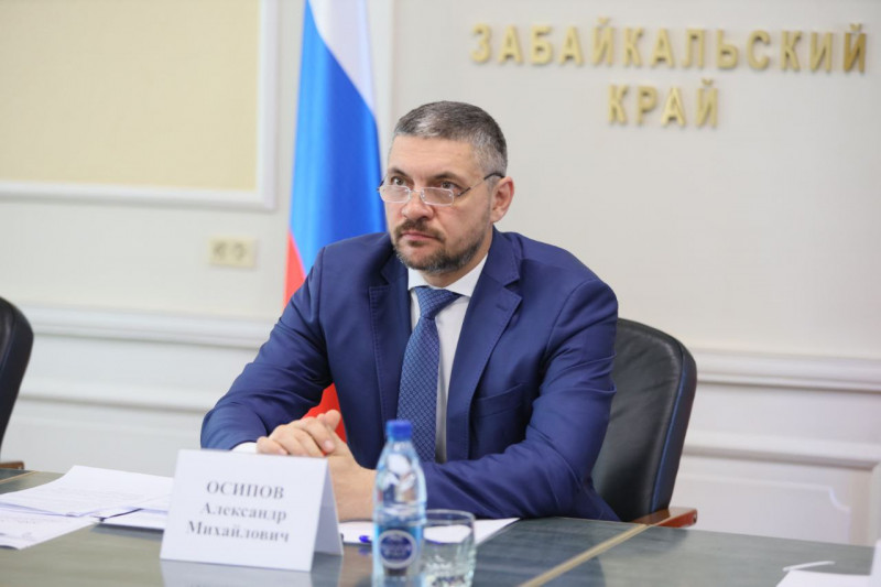 Александр Осипов поручил повысить зарплаты учителям в Забайкалье