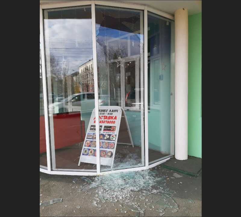 Мужчина в трусах разбил витрины развлекательного центра «Карибы» (18+)