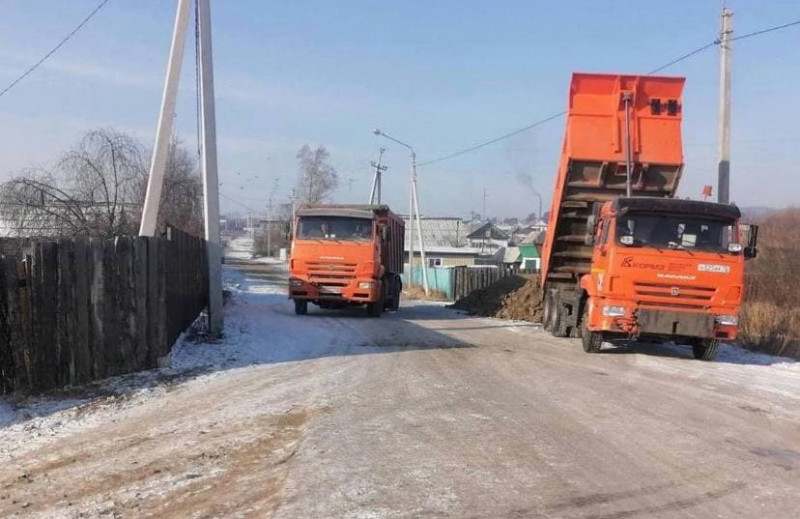 Ещё 200 кубометров грунта завезли в Песчанку для защиты жителей от подтопления