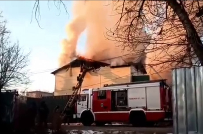 МЧС рассказало подробности падения пожарного с крыши на тушении дома в Чите