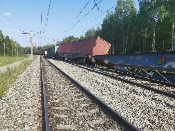 Два вагона с топливом сошли с рельсов после столкновения поездов в Забайкалье