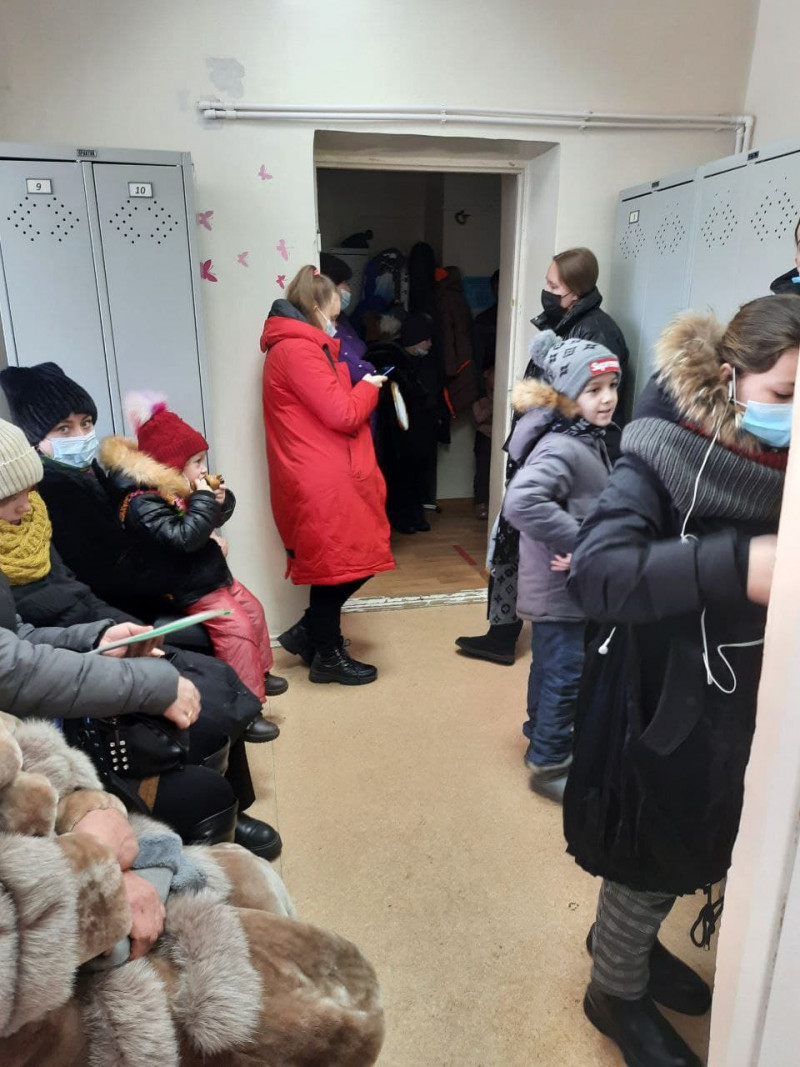 Дети в Краснокаменске стоят в очереди к врачу на улице — tg-канал «Злой Краснокаменск» 