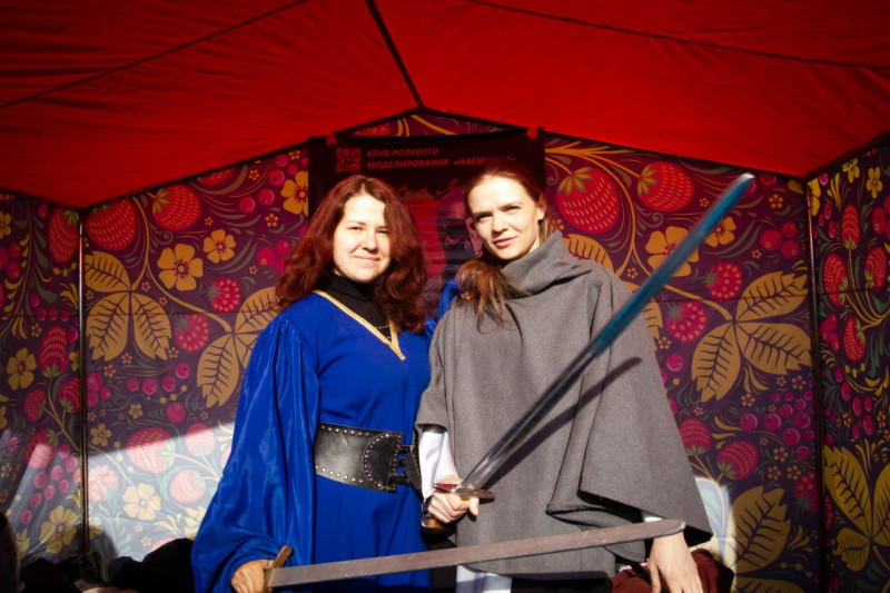 Девушки были в традиционных средневековых костюмах
