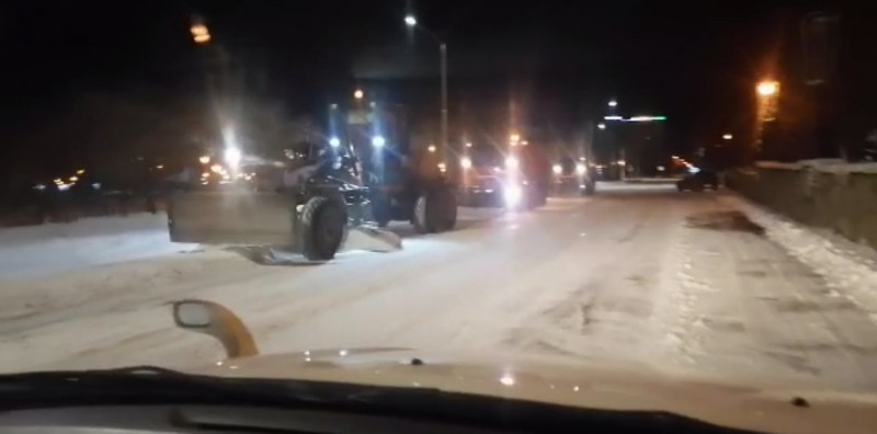 24 машины ДМРСУ вышли на уборку снега в Чите ночью 23 марта
