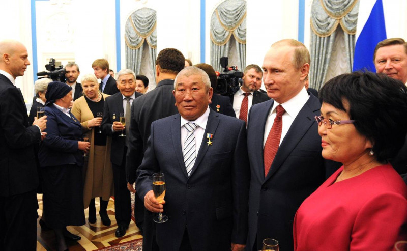 Далай Гунгаев в 2016 году на вручении ему Владимиром Путиным звания Героя труда. Фото из тг-канала Баира Жамсуева