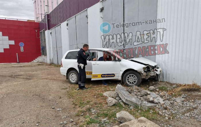 Таксист протаранил четыре дерева и врезался в магазин в Краснокаменске