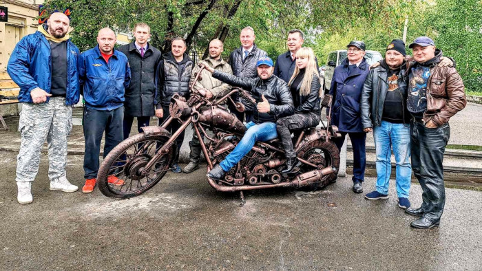 Байкеры установили в Чите скульптуру мотоцикла
