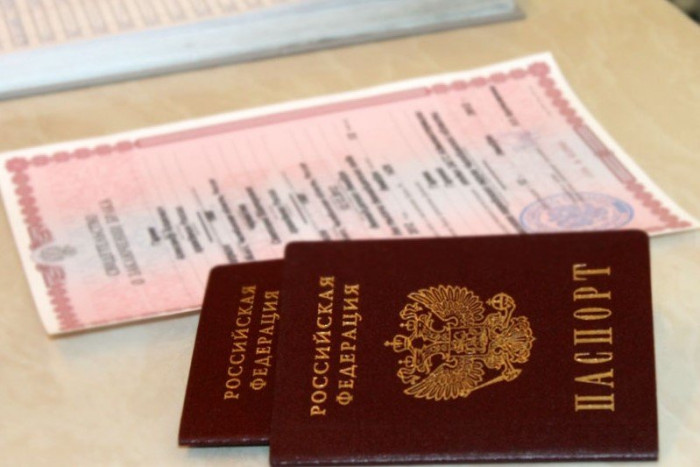Российские власти отменили штамп о браке и отметки о детях в паспорте