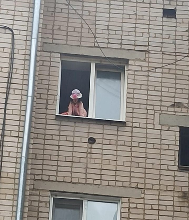 Малолетняя девочка чуть не выпала с пятого этажа в Чите