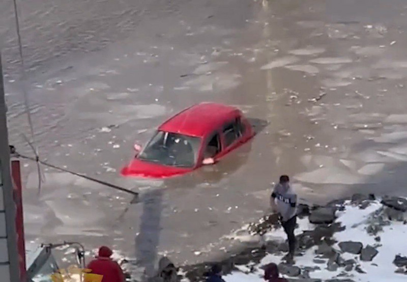Машина в Новосибирске утонула в луже — видео