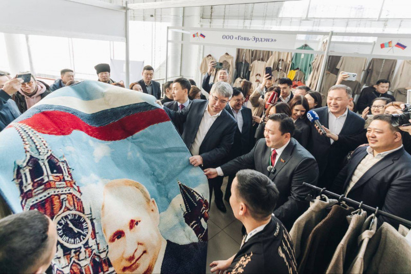 Ковёр с портретом Путина купил глава Бурятии на выставке в честь Сагаалгана